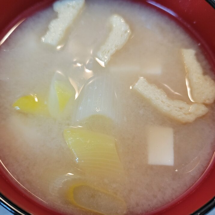 簡単美味しい！ネギとお豆腐と油揚げのお味噌汁♪